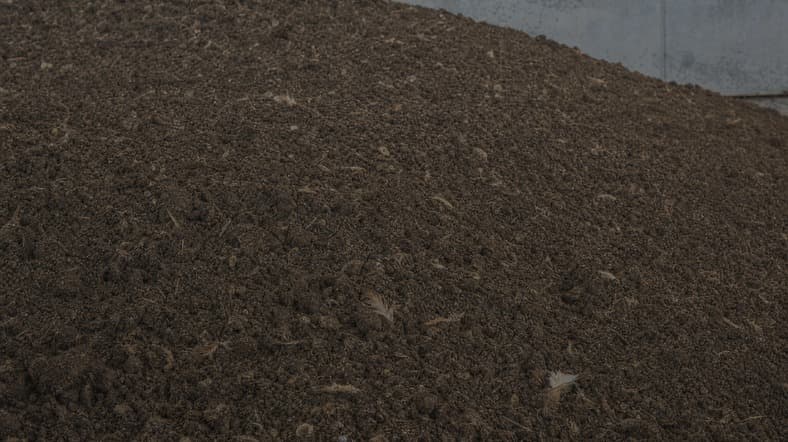 Easily accessible broiler manure