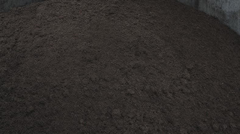 Easily accessible layer manure